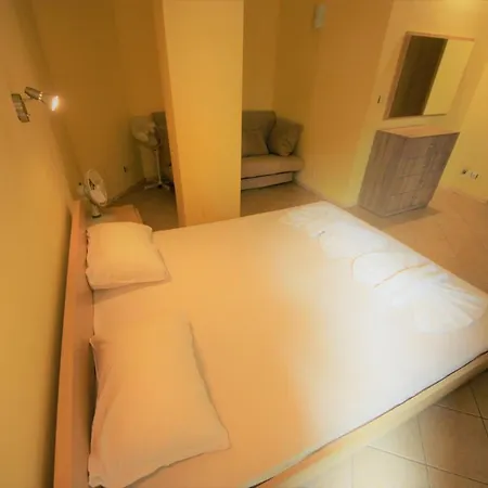 Menada Midia * Σάνι Μπιτς