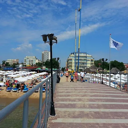 Menada Midia Σάνι Μπιτς