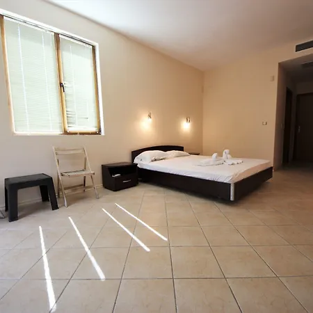 Menada Midia Σάνι Μπιτς