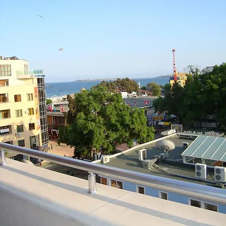 Menada Midia Σάνι Μπιτς